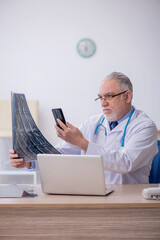 Obraz premium Old male doctor radiologist working in the clinic
