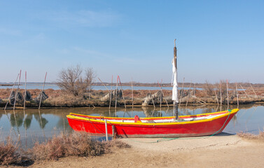 Fototapeta na wymiar Vue d'une barque de pêche sur un étang de la Camargue, réserve naturelle protégée.