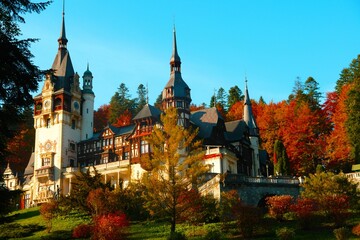 Obraz premium Beautiful Peles Castle (Castelul Peles) in Sinaia, Romania with autumn trees