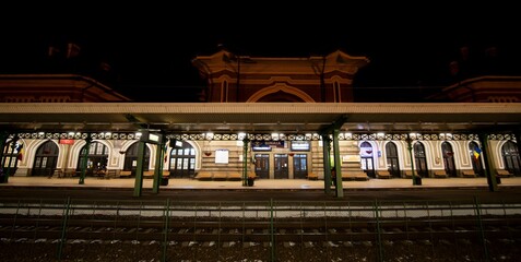 Fototapeta premium Platform in a train station at night