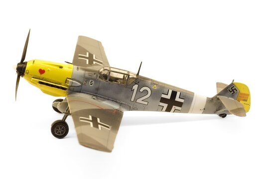 Messerschmitt Bf 109 E-4. 7./JG 26 Schlageter (Hptm. Hans-Joachim M&uuml;ncheberg). Plastic 1:72 scale model from Tamiya (60755)
