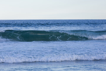 Wave on the shore and horizon line.