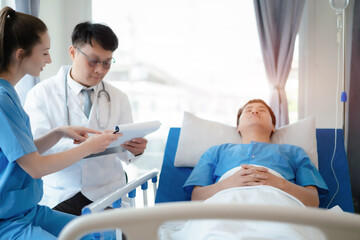 Obraz premium Hospital and its specialist doctors take care of patient with expertise, advice, discussion and fostering confidence.