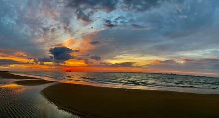 Fototapeta na wymiar Sonnenuntergang am Meer 
