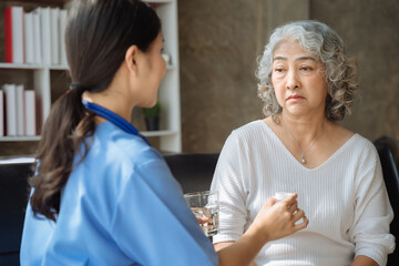 Obraz premium Female therapist recommending pills to elderly patients