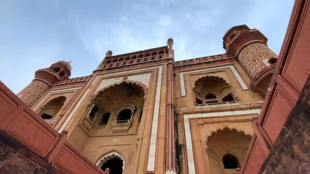 Safdarjung Tomb is located in New Delhi, India