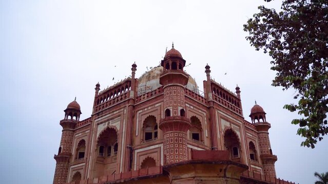 Safdarjung Tomb is located in New Delhi, India