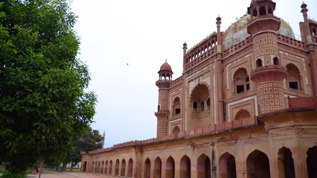 Safdarjung Tomb is located in New Delhi, India