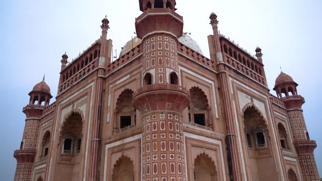 Safdarjung Tomb is located in New Delhi, India
