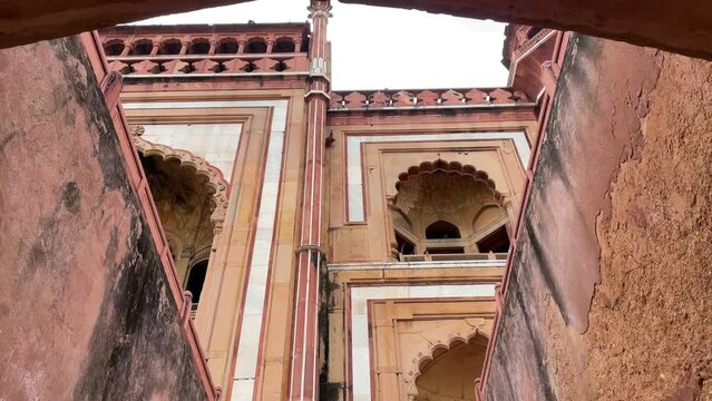Safdarjung Tomb is located in New Delhi, India