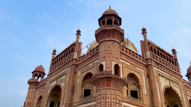 Safdarjung Tomb is located in New Delhi, India