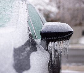 Tempête verglas et voiture couverte de glace
