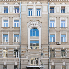 Fototapeta na wymiar facade of a building in the city