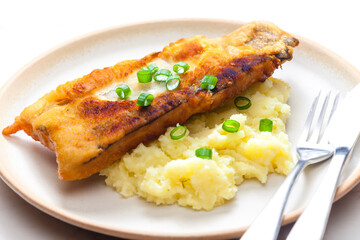 fried fish with mashed potatoes and spring onion