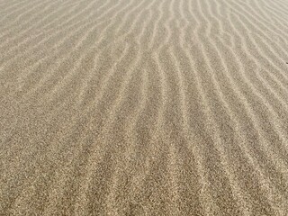 Feiner Sand in Wellenmuster geweht