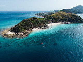 Obraz premium Koh Larn, a beautiful island near Bangkok, is in Pattaya City. Chonburi is a small island with clear blue and emerald green water, both Thai and foreign tourists come here. There are many facilities. 