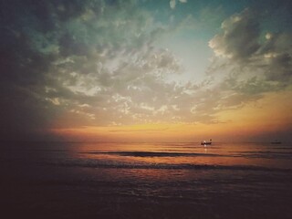 Naklejka premium sunset over the sea