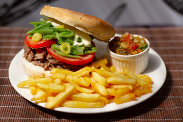Sándwich chacarero con papas fritas y pebre