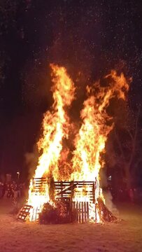 Großes Osterfeuer / Lagerfeuer in Zeitlupe