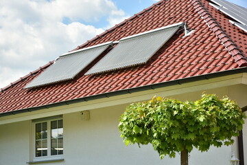 Solarthermische und Photovoltaikanlage auf einem Ziegeldach