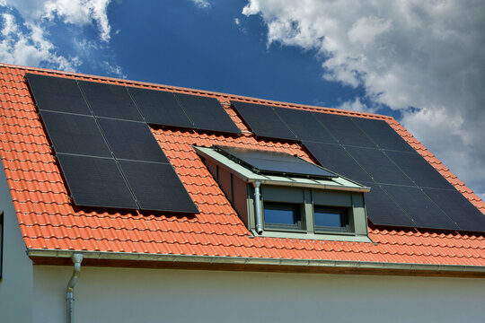 Neue Solaranlage, Photovoltaikanlage, auf dem Ziegeldach eines moderen Einfamilien-Neubauhauses