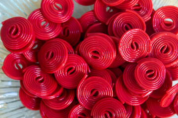 Deliciosas e increíbles gominolas de regaliz con increíbles colores, destacando sus formas y sus...