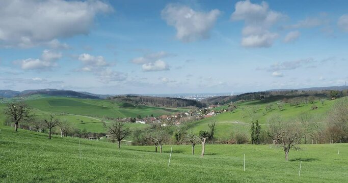 H&uuml;gellandschaft rund um Olsberg und Sch&ouml;nenberg im Schweizer Kanton Aargau, Blick im Westen &uuml;ber die Stadt Basel bis zu den Vogesen