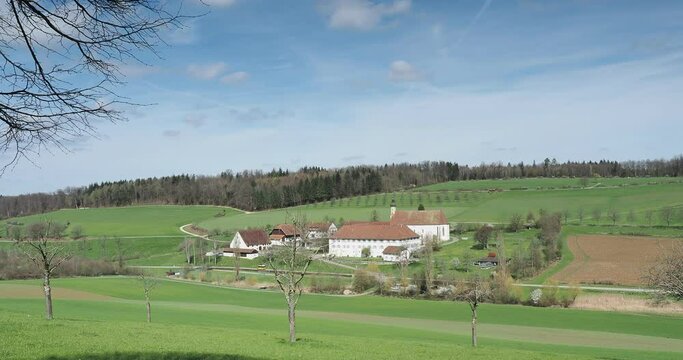 Gemeinde Olsberg, H&uuml;gellandschaft des Aargauer im westlichsten Teil des Fricktales. Kantonsgrenze zwischen Aargau und Baselland. Kloster geh&ouml;renden Dorf Olsberg 
