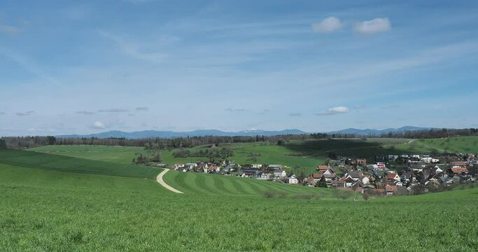 Olsberg im Schweizer Kanton Aargau. Sanften H&uuml;gel mit Kirschb&auml;umen &uuml;bers&auml;t, dazwischen reihen sich Obstanlagen, liegen Felder, Wiesen und W&auml;lder
