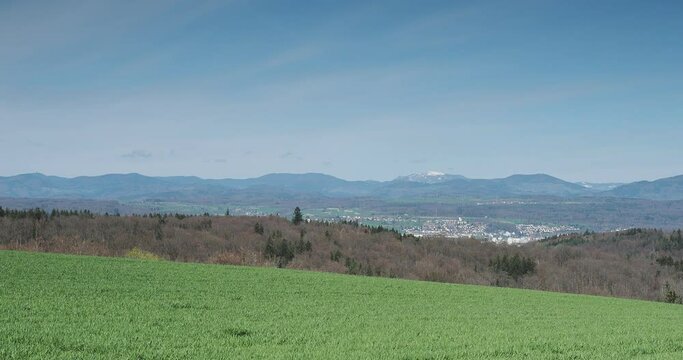 Rund um Olsberg und Sch&ouml;nenberg im Schweizer Kanton Aargau, H&uuml;gellandschaft mit Blick auf Rheinfelden, das Rheintal, den Schwarzwald mit dem Belchen am Horizont
