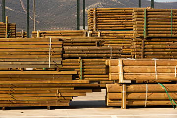 Maderas apiladas en fábrica de madera.