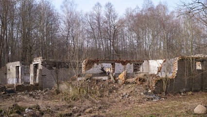 Obraz na płótnie Canvas Ruins of a brick building in the woods