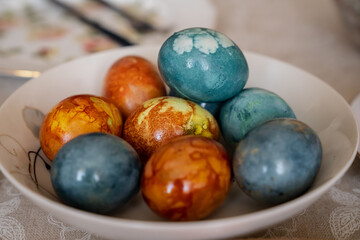 Naturally coloured Easter eggs in brown and blue color while using only natural ingredients 