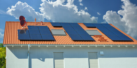 Neue Solaranlage auf dem Ziegeldach eines moderen Einfamilien-Neubauhauses