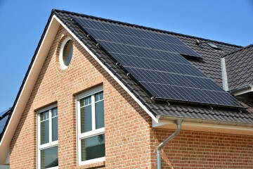 Neue Solaranlage auf dem Ziegeldach eines moderen Einfamilien-Neubauhauses