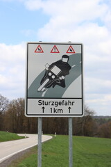 Schild " Sturzgefahr für Motorradfahrer". Warnschild.