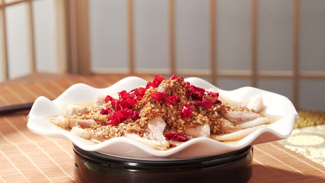 The production process of classic Sichuan cuisine with garlic and white meat