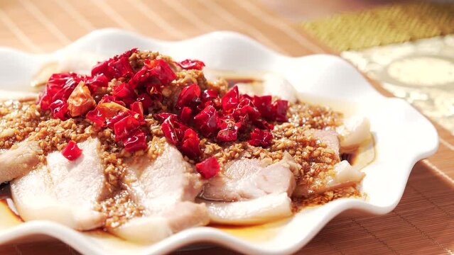 The production process of classic Sichuan cuisine with garlic and white meat