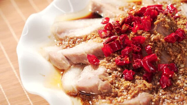 The production process of classic Sichuan cuisine with garlic and white meat