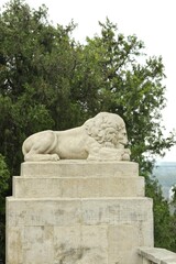 Fototapeta na wymiar Old statue of a lion