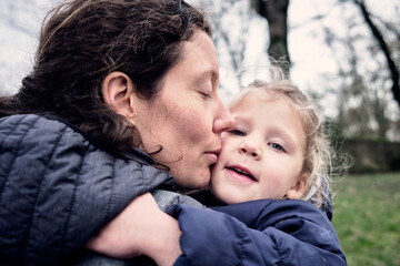 Fototapeta premium Tendresse d'une petite fille pour sa maman