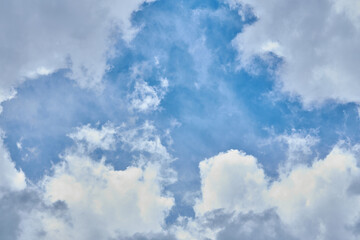 Obraz premium Cumulus clouds against a light blue sky with a clear fiber structure.