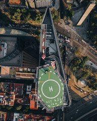 Edificio importante en Ciudad de México sobre Avenida de Reforma visto desde el drone, rascacielos...