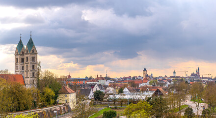 Panorama niederbayerischen Stadt Straubing,  mit Blick auf die Kirche St. Peter, Stadturm, Wasserturm und die Bailika St. Jakob