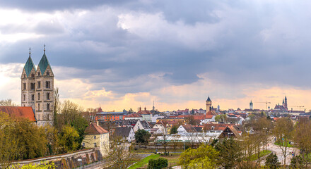 Fototapeta premium Panorama niederbayerischen Stadt Straubing, mit Blick auf die Kirche St. Peter, Stadturm, Wasserturm und die Bailika St. Jakob