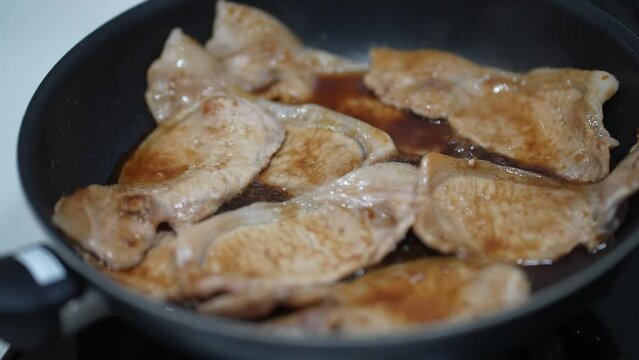 	豚肉の生姜焼きを作る様子