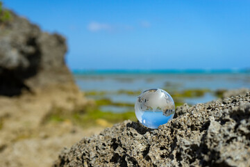 沖縄の海岸に置いたガラスの地球