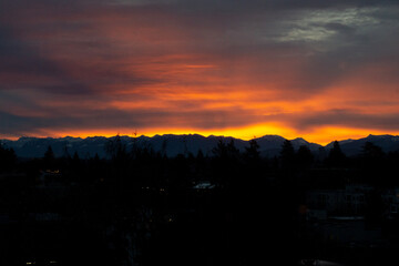 Obraz premium sunrise over cascade mountains