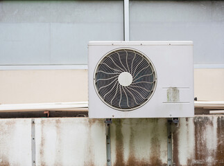 The heat of the air conditioner installed on the outside of the building