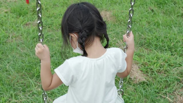 公園のブランコで遊ぶ子供